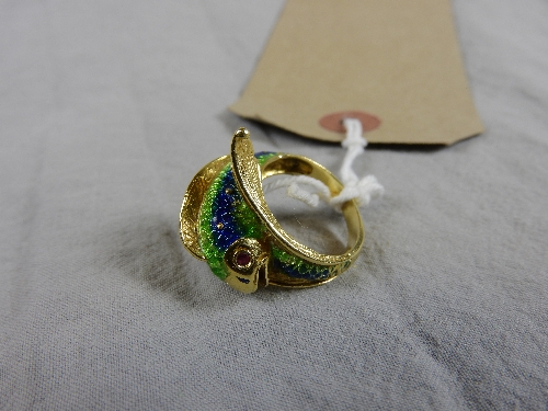 An 18ct yellow gold and enamel dress ring in the form of a dolphin on the crest of a wave - Bild 4 aus 6