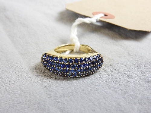 An 18ct yellow gold dress ring set blue sapphire chips