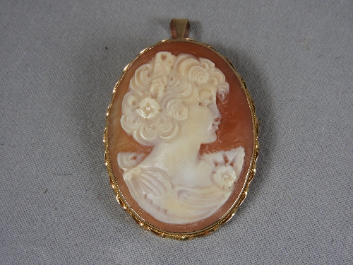 A 9ct gold cameo brooch/pendant.