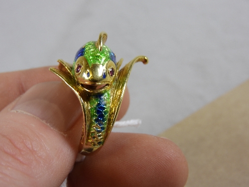 An 18ct yellow gold and enamel dress ring in the form of a dolphin on the crest of a wave - Bild 5 aus 6