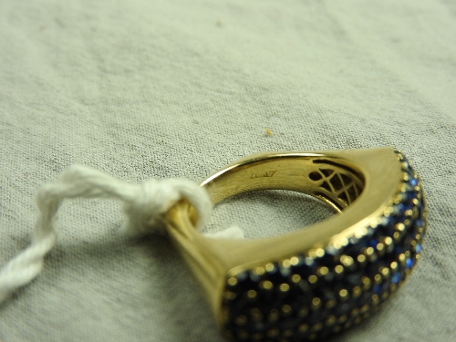An 18ct yellow gold dress ring set blue sapphire chips - Bild 4 aus 4