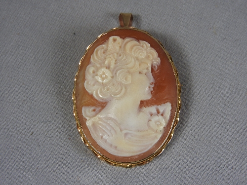 A 9ct gold cameo brooch/pendant. - Bild 2 aus 4