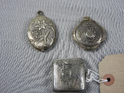 A collection of various silver items, to include a silver Vesta, - Bild 6 aus 12