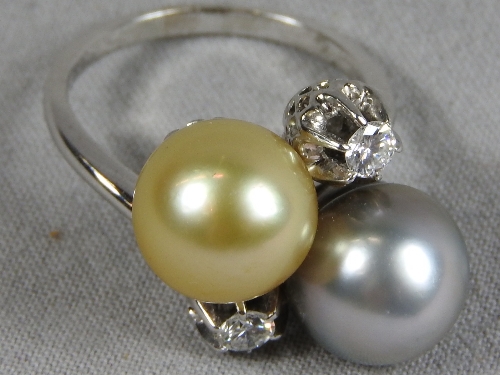 An C18th white gold ladies dress ring set twin diamonds and two colour pearls. - Bild 3 aus 4