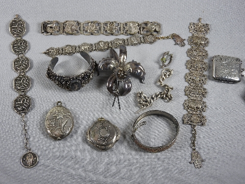 A collection of various silver items, to include a silver Vesta,