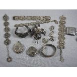 A collection of various silver items, to include a silver Vesta,