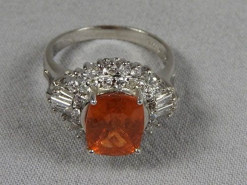 A platinum ladies dress ring set large rectangular semptine garnet encompassed by diamonds within - Bild 3 aus 4