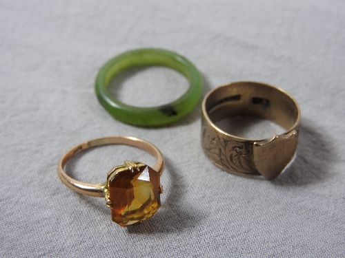 A collection of jewellery, to include two gold rings, a jade ring, - Bild 7 aus 16
