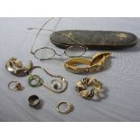 A collection of jewellery, to include two gold rings, a jade ring,
