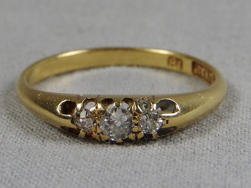 A Victorian 18ct yellow gold three stone diamond ring in a claw setting.