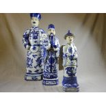 A set of three C19th design graduated blue and white figures of Chinese men