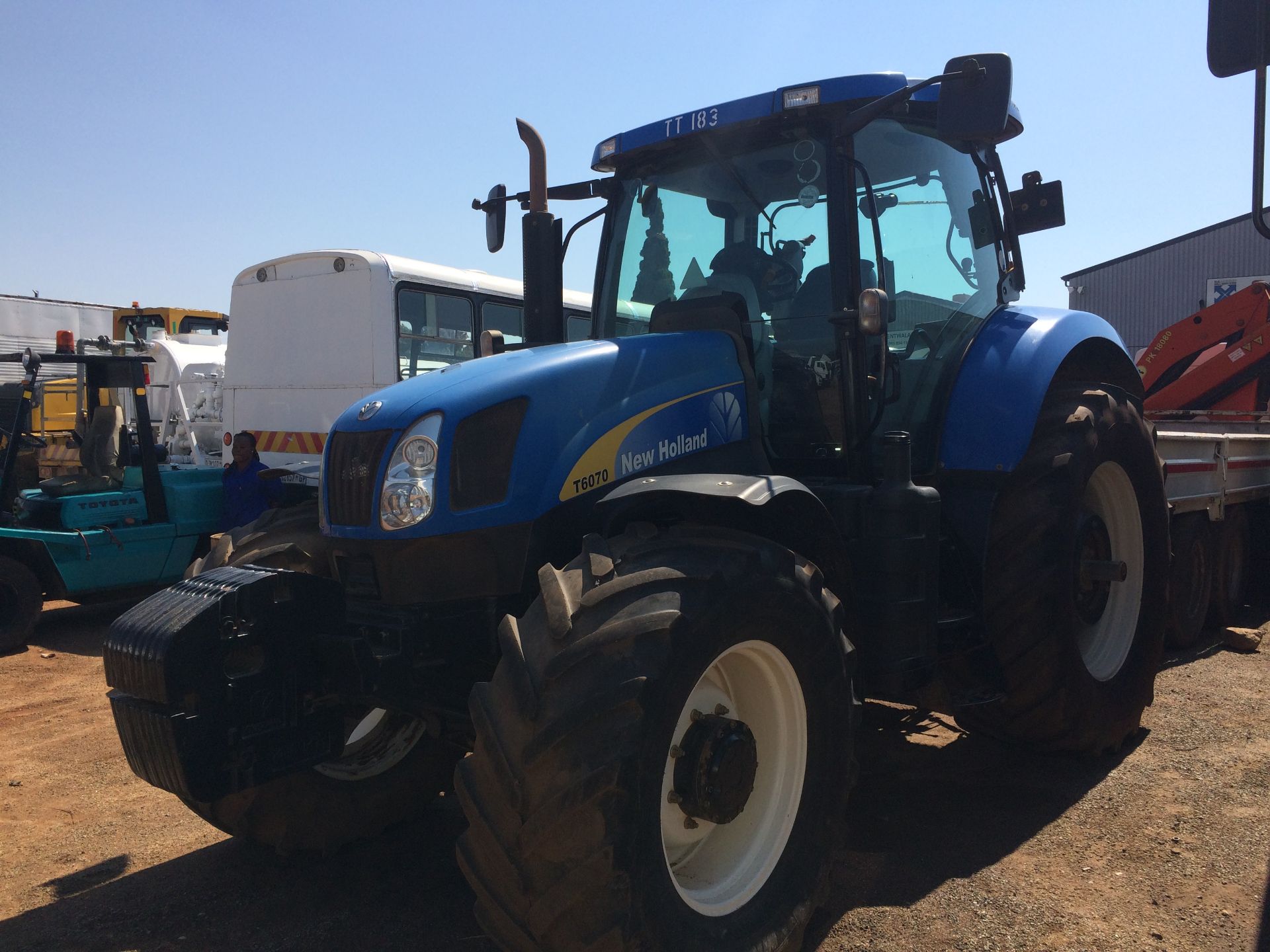 2010 NEW HOLLAND T6070 4X4 TRACTOR - SERIAL NO: Z9BK13515 - Image 2 of 4