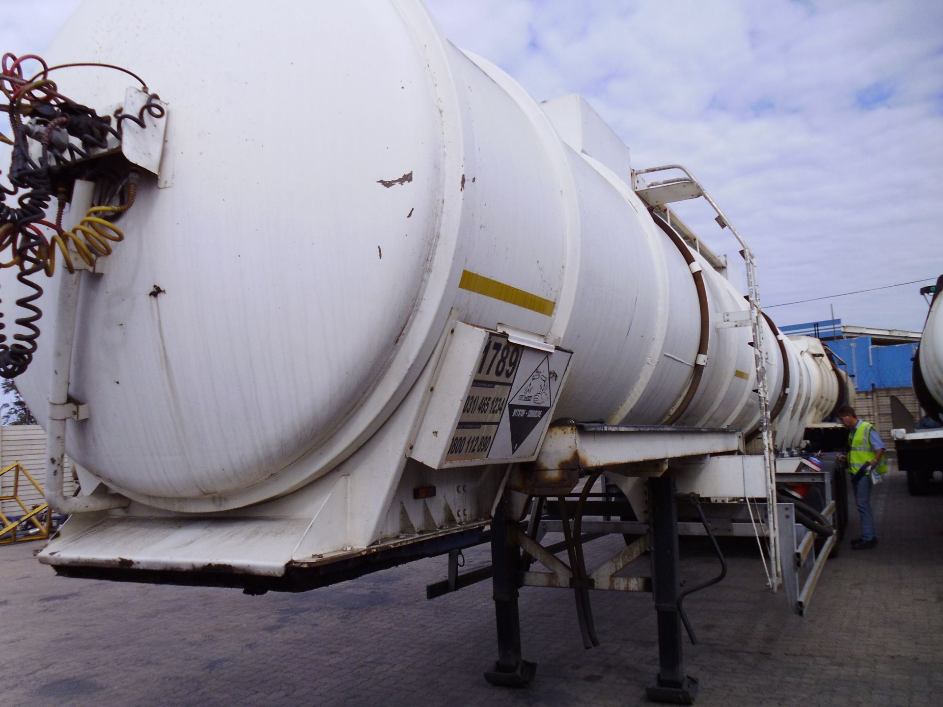 2011 CAM JUMBO STAINLESS STEEL TRI-AXLE TRAILER (RUBBER LINED,CARRY HCL)- REG NO: ND457998 (ST1083) - Image 4 of 7