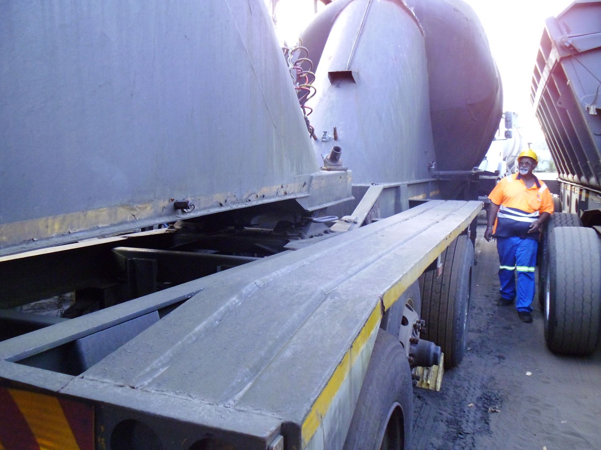 2004 CEMENT INTERLINK TRAILER - REG NO: NRB31867 / NRB2113 (FLEET NO:87800/1) - Image 4 of 9