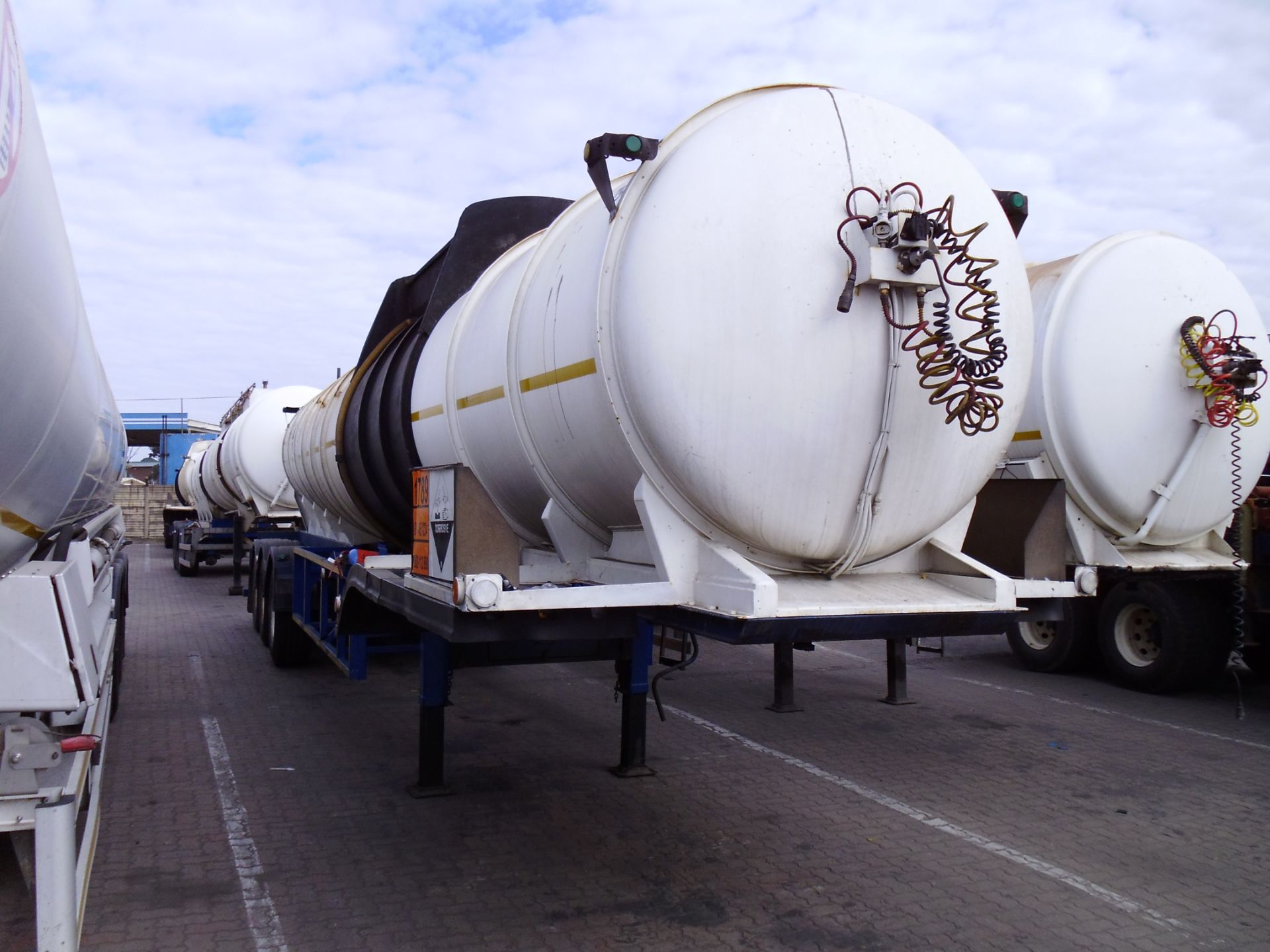 2005 SAMTOR TRI-AXLE CARBO STEEL TRAILER (RUBBER LINED,CARRY HCL) REG NO: ND29083 (FLEET NO: ST798) - Image 3 of 7