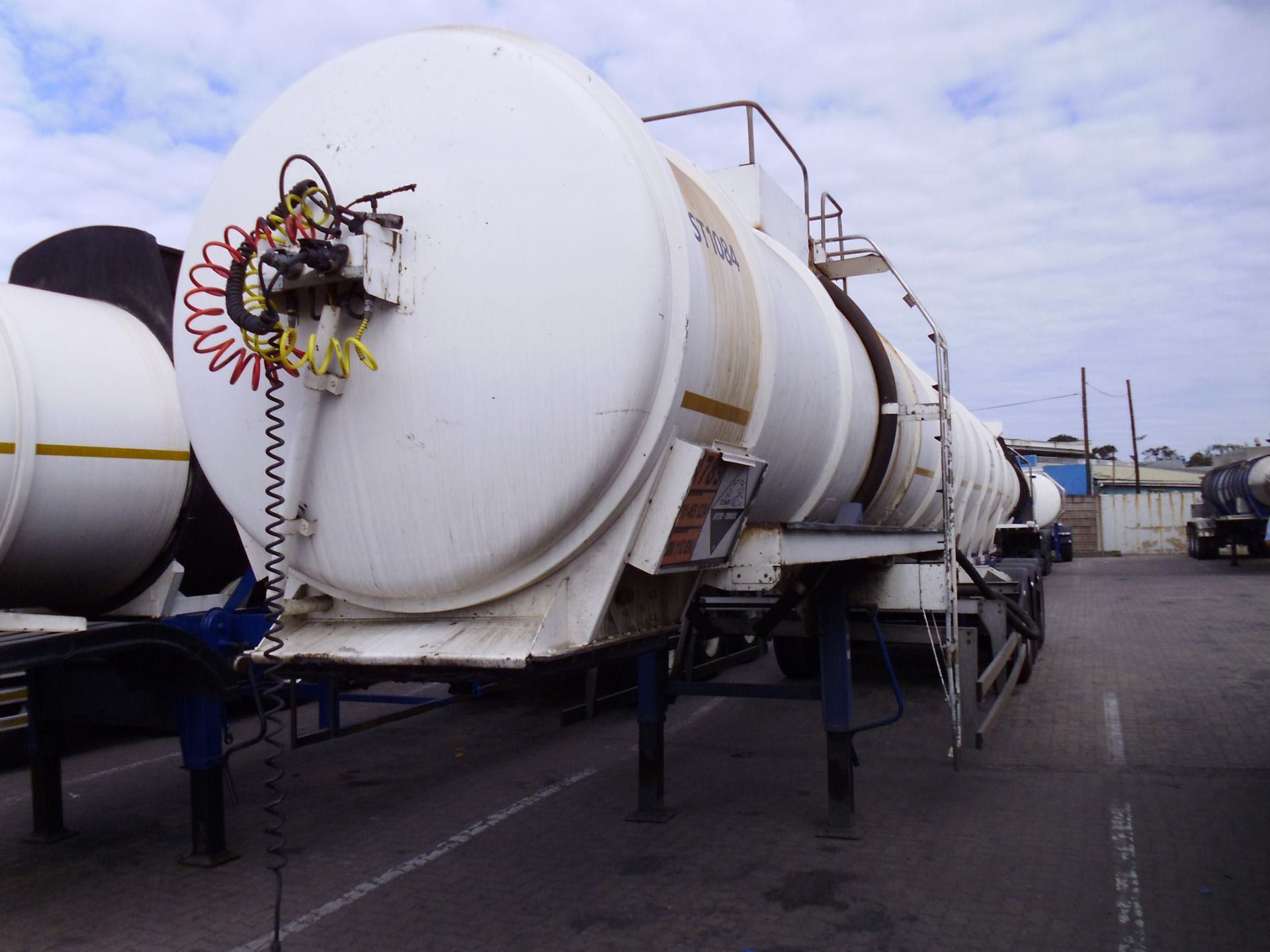 2011 CAM JUMBO STAINLESS STEEL TRI-AXLE TRAILER (RUBBER LINED,CARRY HCL)- REG NO: ND458721 (ST1084) - Image 3 of 7