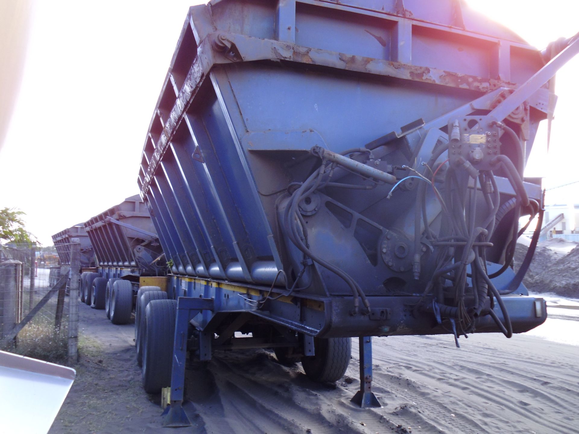 2006 TRI-AXLE SIDE TIP TRAILER - REG NO: NRB7332 (FLEET NO: 83120) - Image 2 of 6