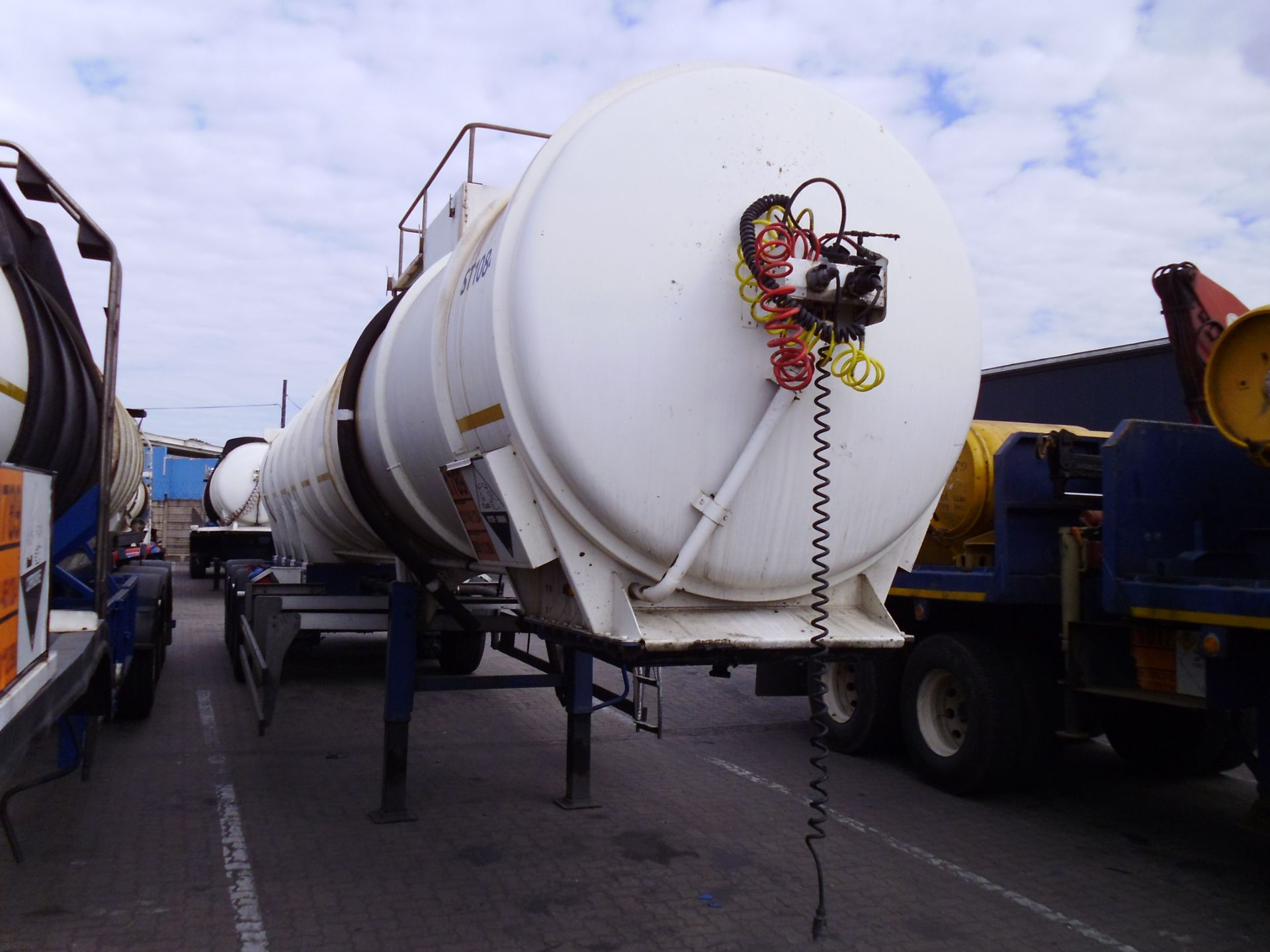 2011 CAM JUMBO STAINLESS STEEL TRI-AXLE TRAILER (RUBBER LINED,CARRY HCL)- REG NO: ND458721 (ST1084) - Image 4 of 7