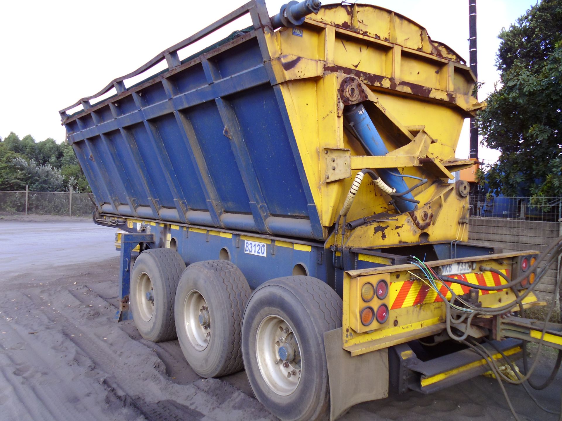 2006 TRI-AXLE SIDE TIP TRAILER - REG NO: NRB7332 (FLEET NO: 83120) - Image 4 of 6