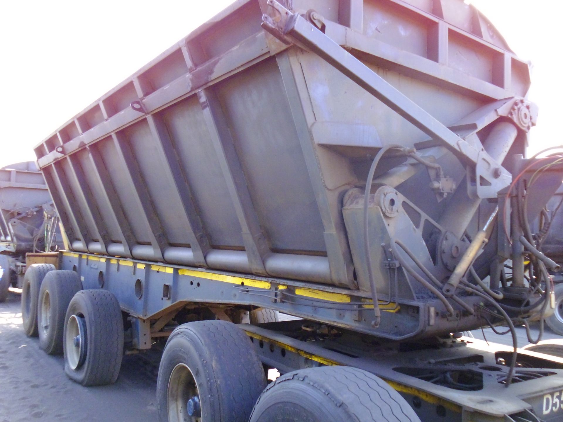 2006 TRI-AXLE SIDE TIP TRAILER - REG NO: NRB10432 (FLEET NO: 83121) - Image 3 of 5