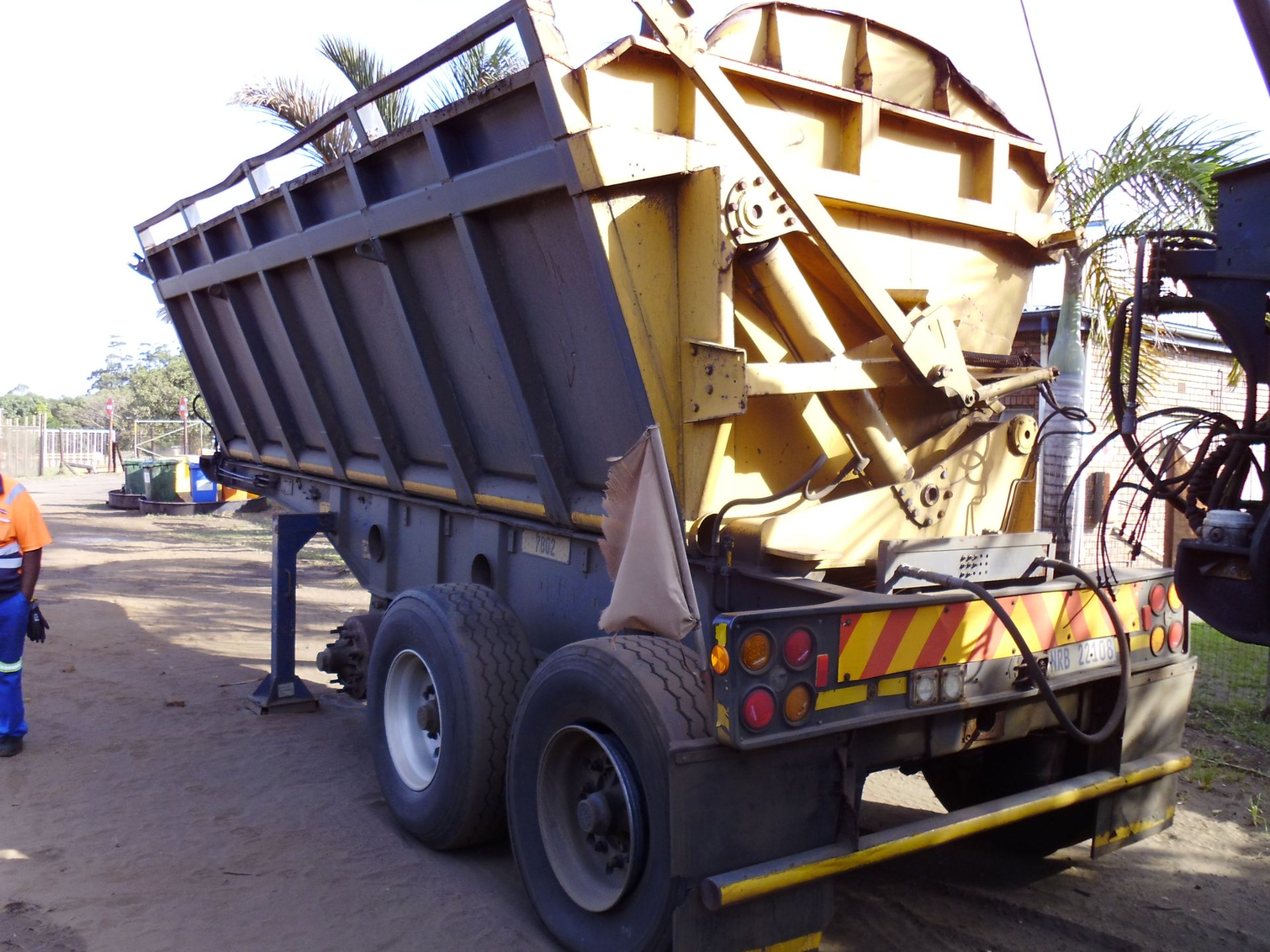 2004 TRI-AXLE SIDE TIP TRAILER - REG NO: NRB22108 (FLEET NO: 7802) - Image 4 of 5