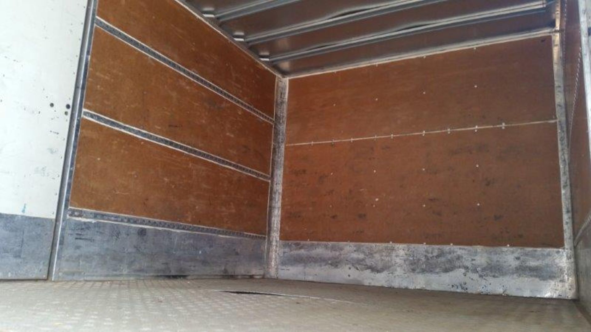 1998 HENRED TRI-AXLE ENCLOSED TRAILER - REG NO: FYF773GP (FLEET NO: T10) - Image 3 of 9