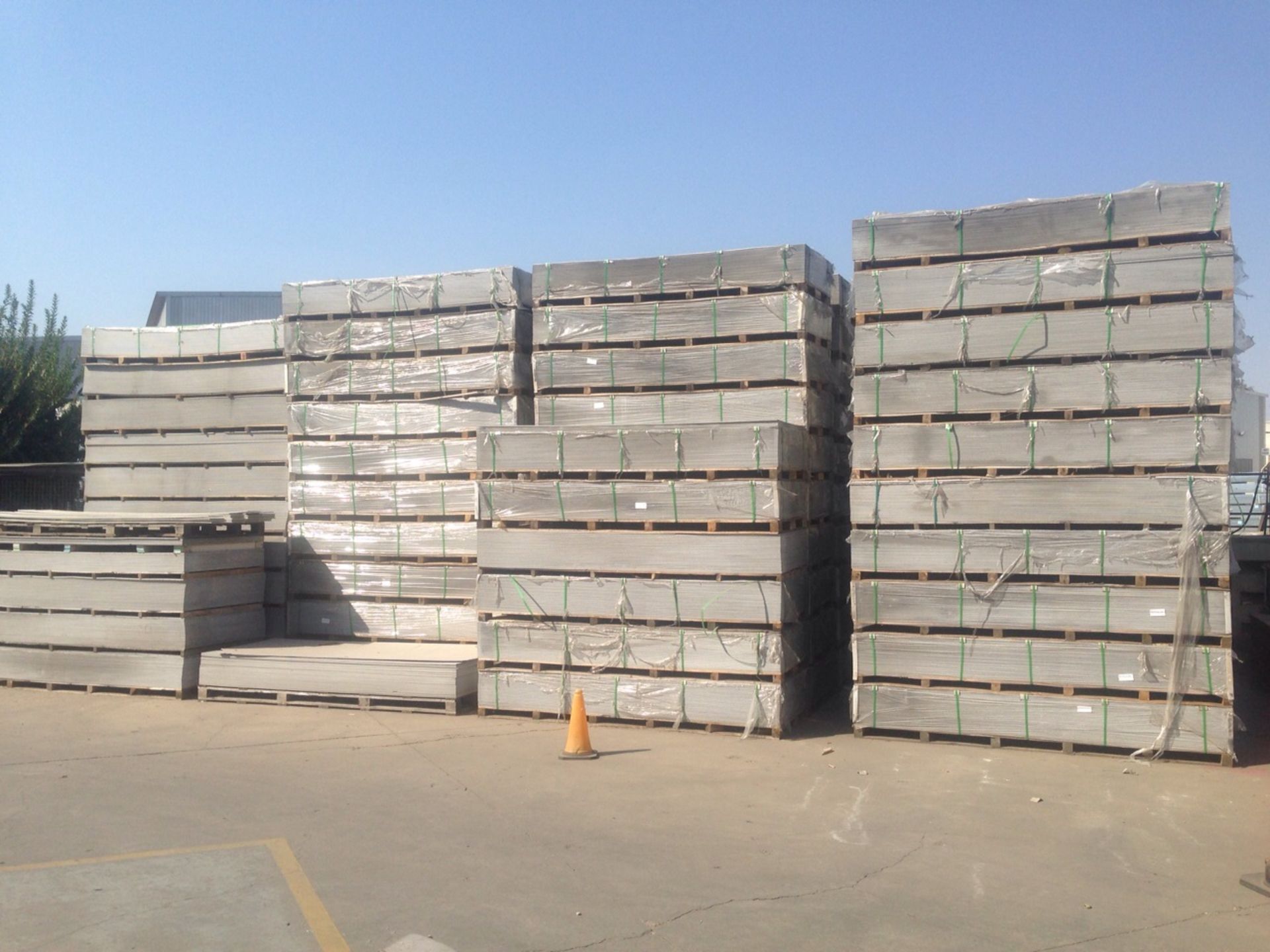 B GRADE FIBRE CEMENT BOARD 9MM TAPERED EDGE 3000 X 1200 (20 PALLETS - 35 BOARDS / PALLET) - Image 3 of 3