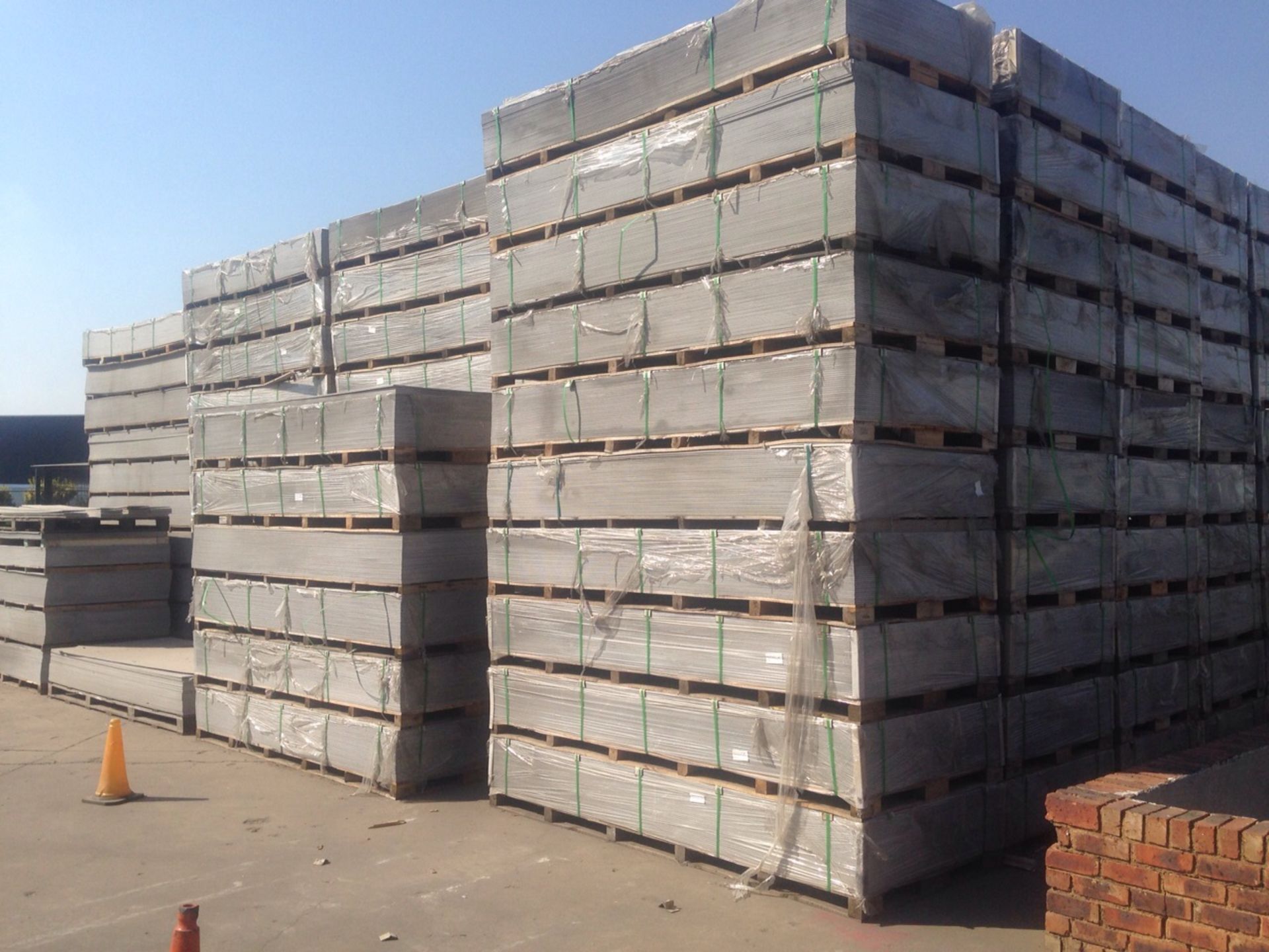 B GRADE FIBRE CEMENT BOARD 9MM TAPERED EDGE 3000 X 1200 (10 PALLETS - 35 BOARDS / PALLET) - Image 2 of 3
