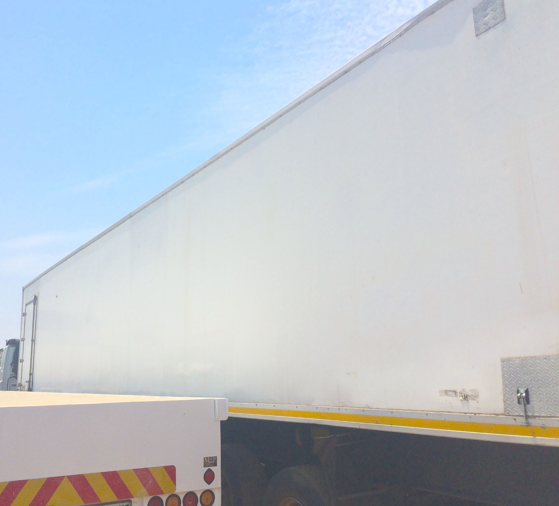 2004 HENRED TRI-AXLE REEFER TRAILER + TAIL-LIFT REG NO: RLY456GP - Image 3 of 3