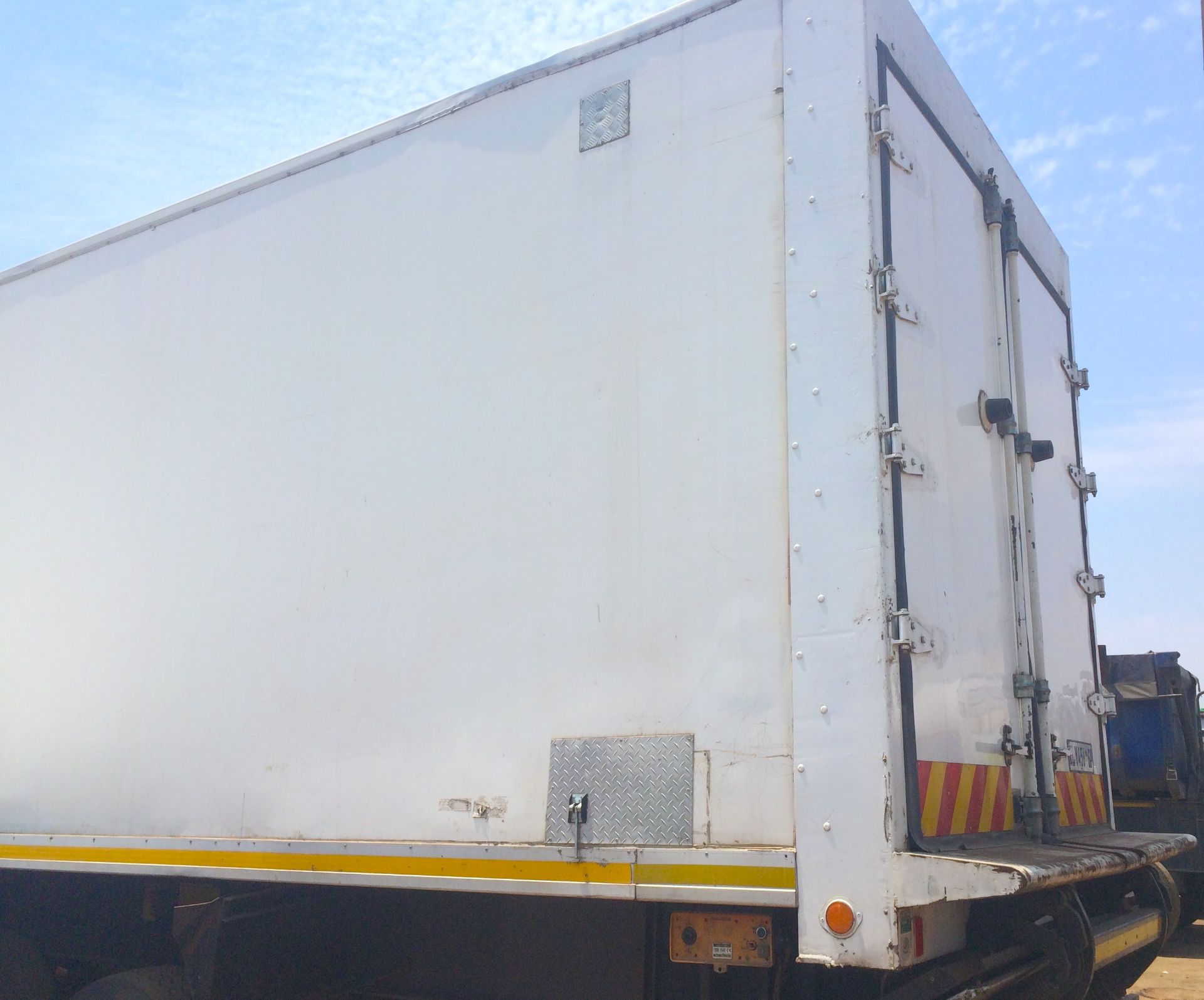 2004 HENRED TRI-AXLE REEFER TRAILER + TAIL-LIFT REG NO: RLY456GP - Image 2 of 3