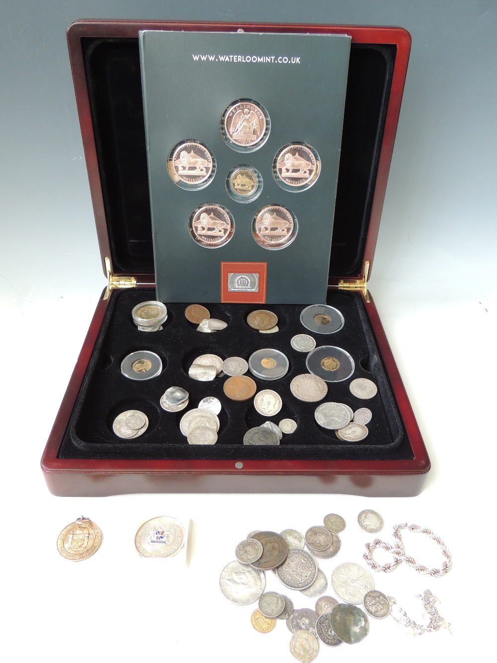 A COIN COLLECTION CONTAINED IN A FITTED CASE, to include modern gold commemorative issues, British