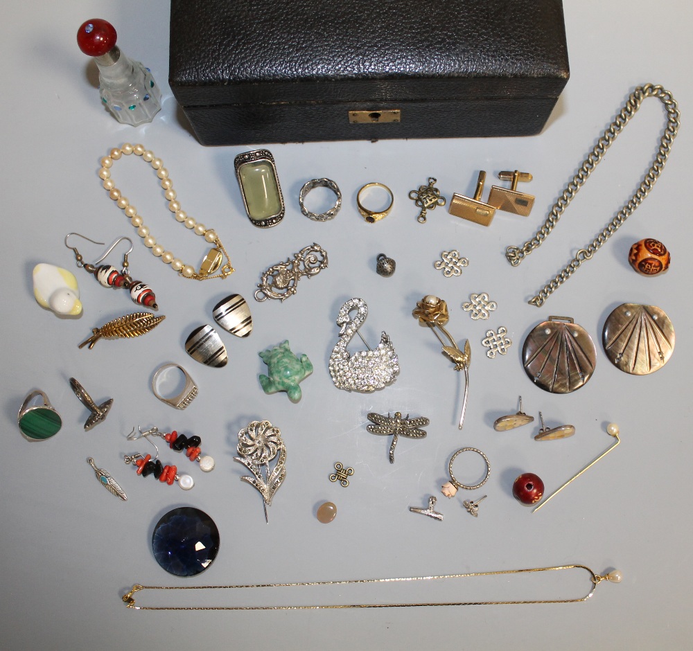 A LEATHER JEWELLERY BOX AND CONTENTS, to include costume jewellery, belt clips, scent bottle, rings, - Image 2 of 2