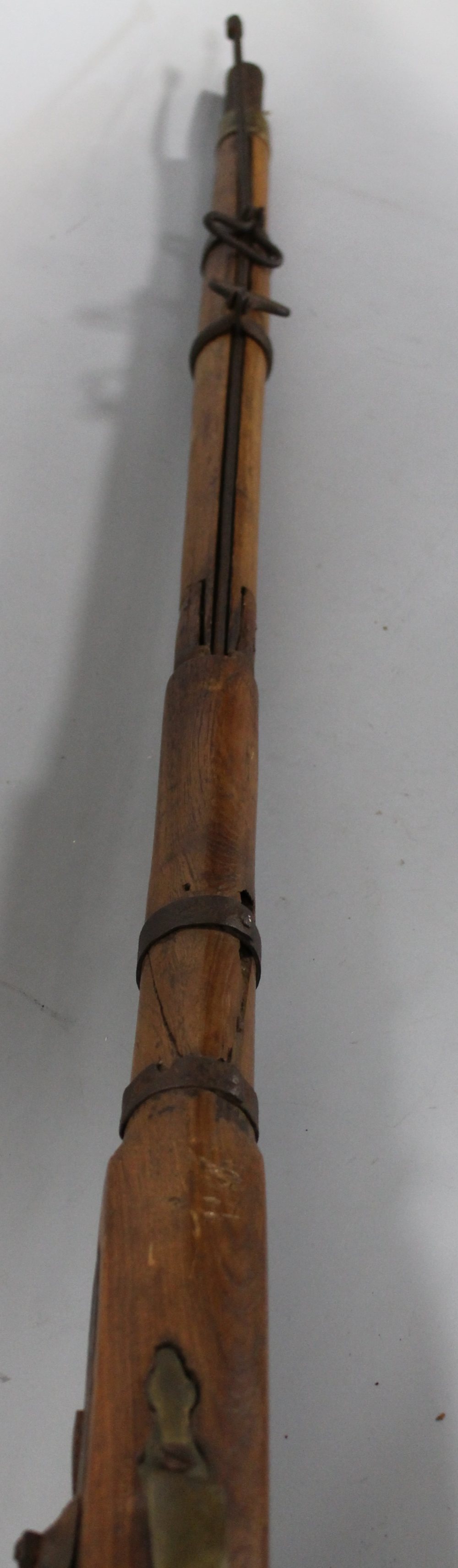 A 19TH CENTURY MUZZLE LOADING PERCUSSION FIRE RIFLE,  butt with brass end plate, the woodwork - Image 4 of 5