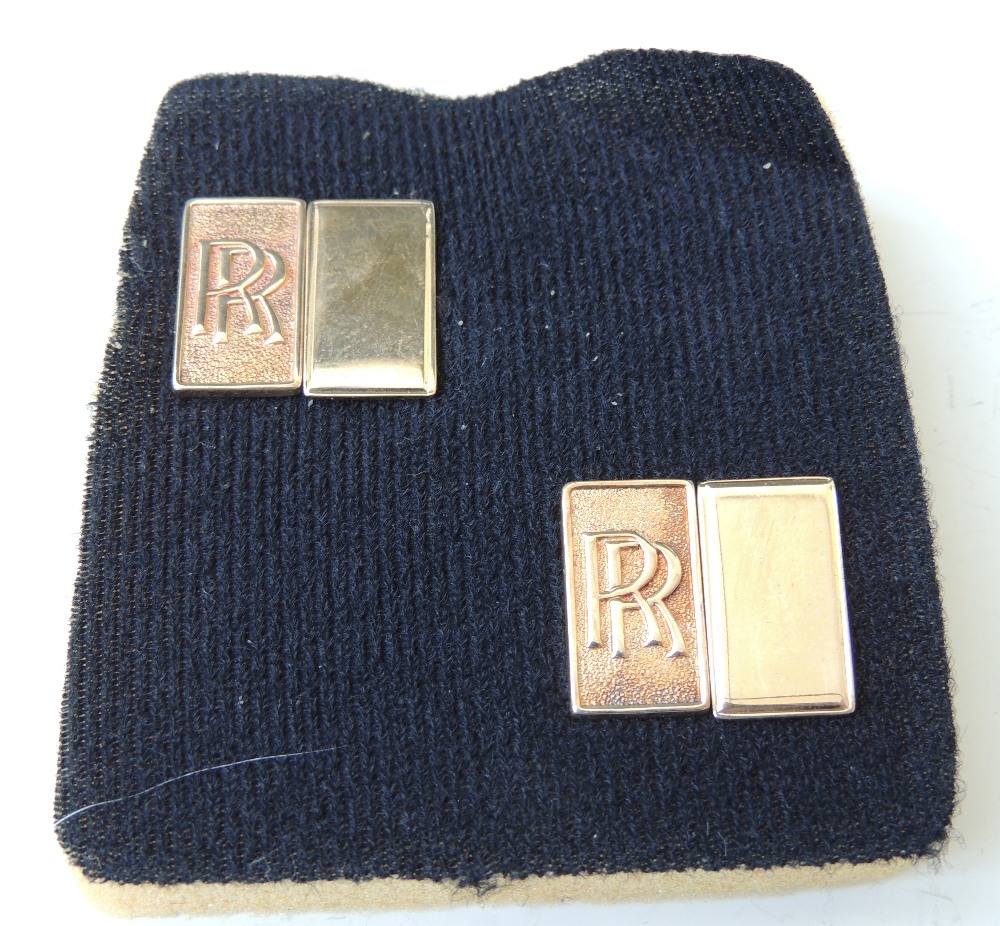 A PAIR OF 9 CT GOLD CUFFLINKS WITH ROLLS ROYCE 'RR' BADGES, of slab form with chain link joints