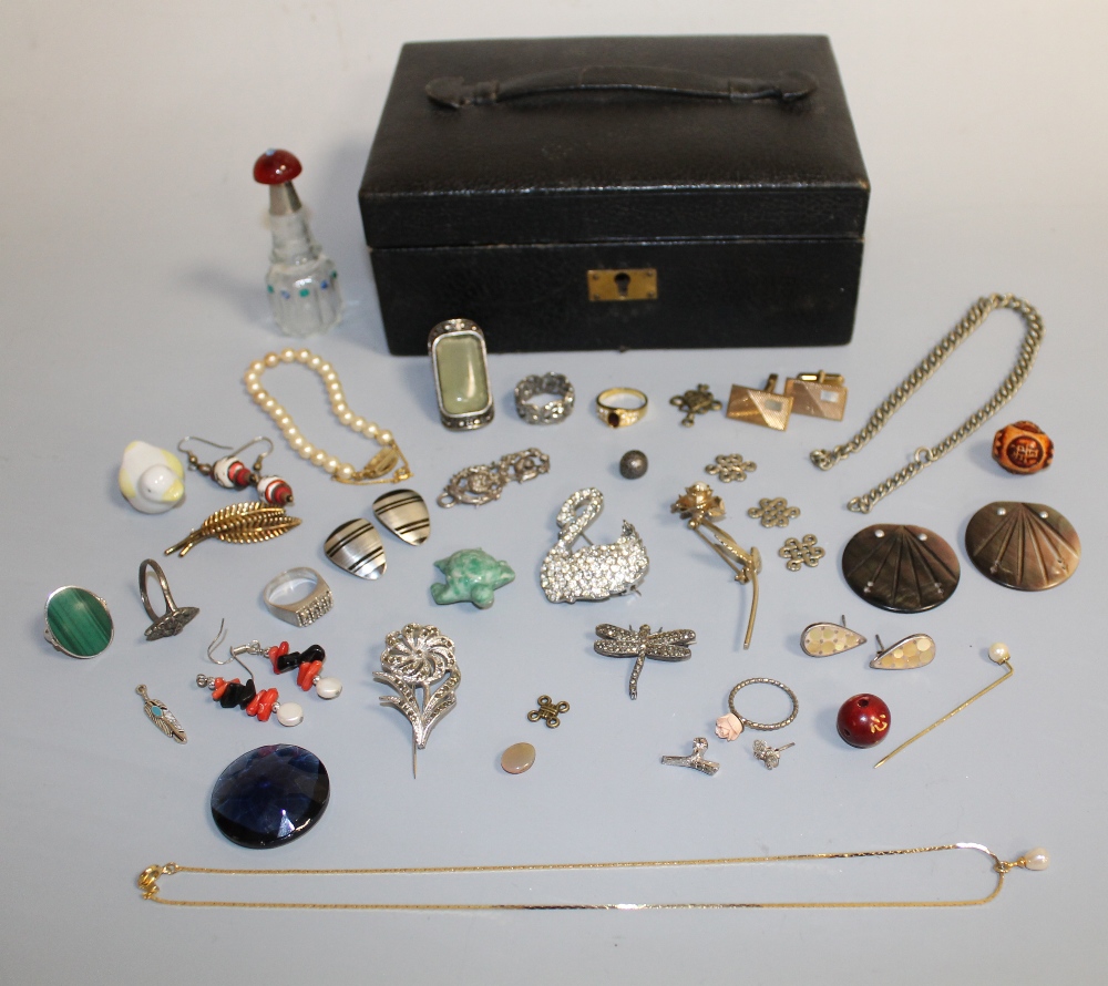 A LEATHER JEWELLERY BOX AND CONTENTS, to include costume jewellery, belt clips, scent bottle, rings,