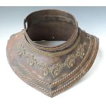 A REPRODUCTION 17TH CENTURY ITALIAN STYLE ARMOURED COLLAR, steel base with fancy overlaid brass