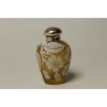 A THOMAS WEBB TYPE HALLMARKED SILVER TOPPED STOURBRIDGE CAMEO GLASS SCENT BOTTLE - BIRMINGHAM