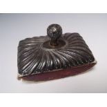 A WILLIAM COMYNS HALLMARKED SILVER INK BLOTTER - LONDON 1899, W 14 cm, overall H 9.5 cm Buyers - for
