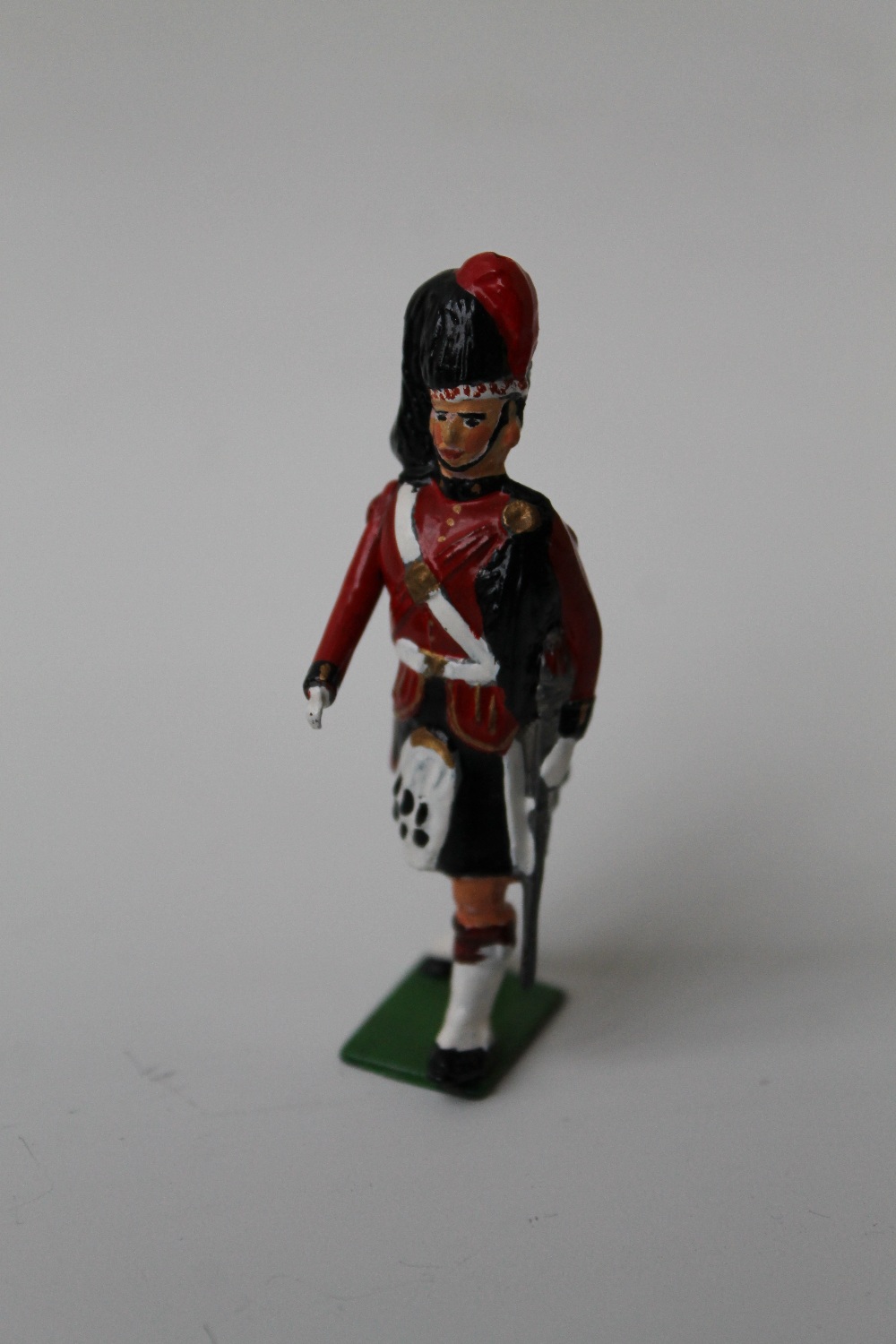 A COLLECTION OF BRITAINS METAL SOLDIERS, depicting the Black Watch marching band (approx 26) - Image 4 of 5