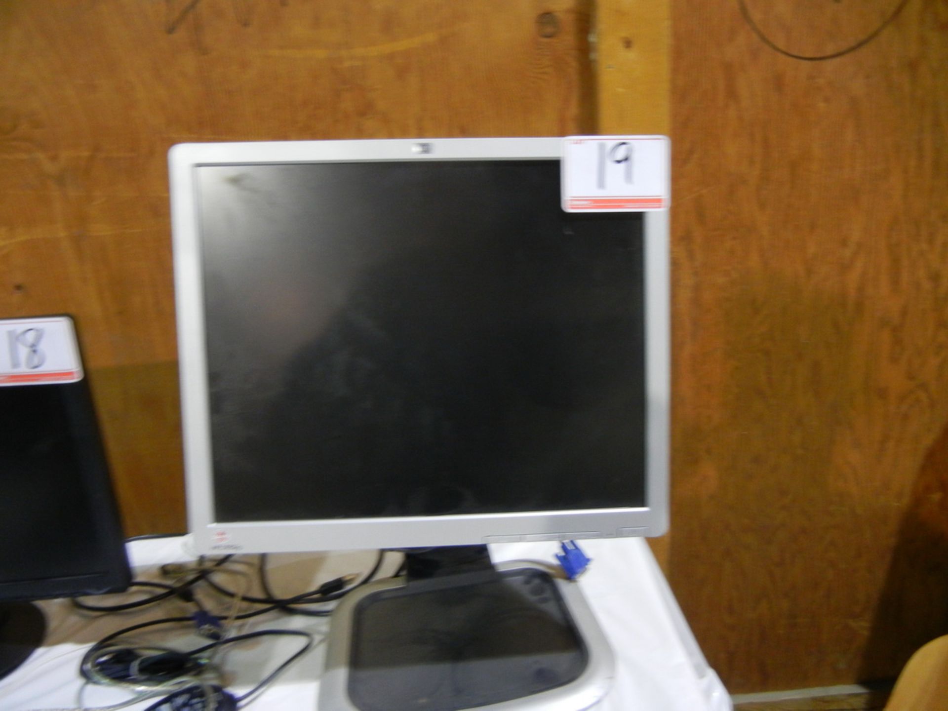 HP 19" ADJUSTABLE LCD MONITOR