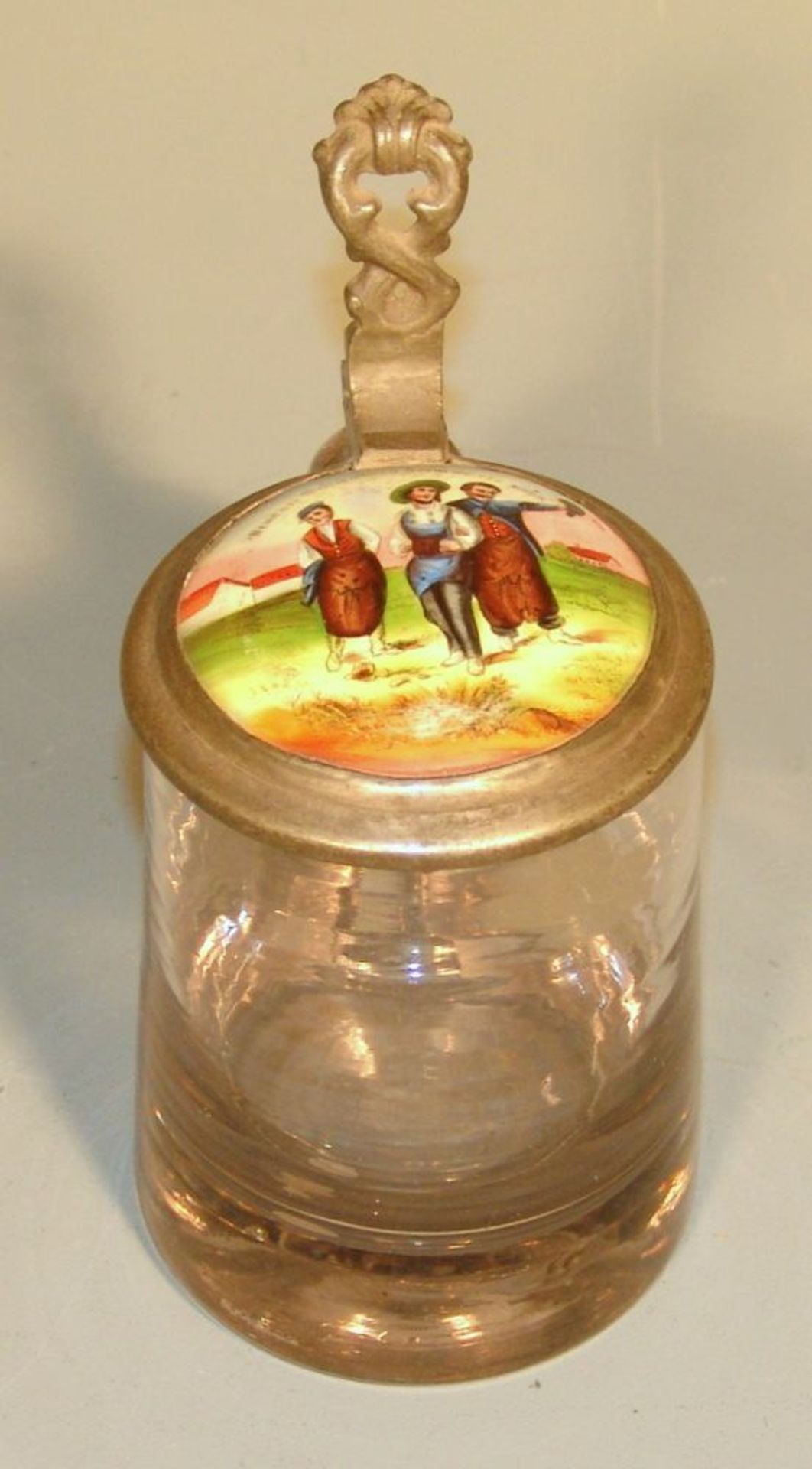 3 Pressglaskrüge mit bemalten Porzellanbilddeckeln um 1870  leicht graustichiges Pressglas,