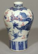Mei-Ping Vase,  Drache mit goldenem Ball  Porzellan mit unterglasurblauer und unterglasurroter
