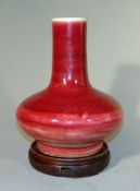 Sang de Beuf Vase China Kang-hsi Epoche  Balustervase mit gequetschte Form und langem Hals, Sang