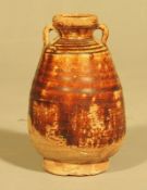 4 Antike chinesische Gefäße wohl Ming Dyn.  Ölbehälter, Henkelvasen etc., poröse rötliche bis