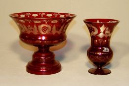 große Fußschale und Vase, Egerland/Böhmen  Transparentglas rot gebeizt, geschliffener