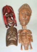 Konvolut von 4 afrikanischen Masken  unterschiedliche Hölzer, verschiedener Herkunft, Höhe ca.  35 -