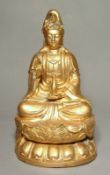 2 große Guanyin-Buddhadarstellungen Bronze vergoldet  auf Lotosthron im Meditationssitz, ein Gefäß
