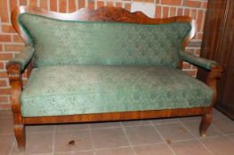 Sofa, Biedermeier, KuK, Österreich Ungarn um 1830  Nußbaum massiv und furniert, geschwungene