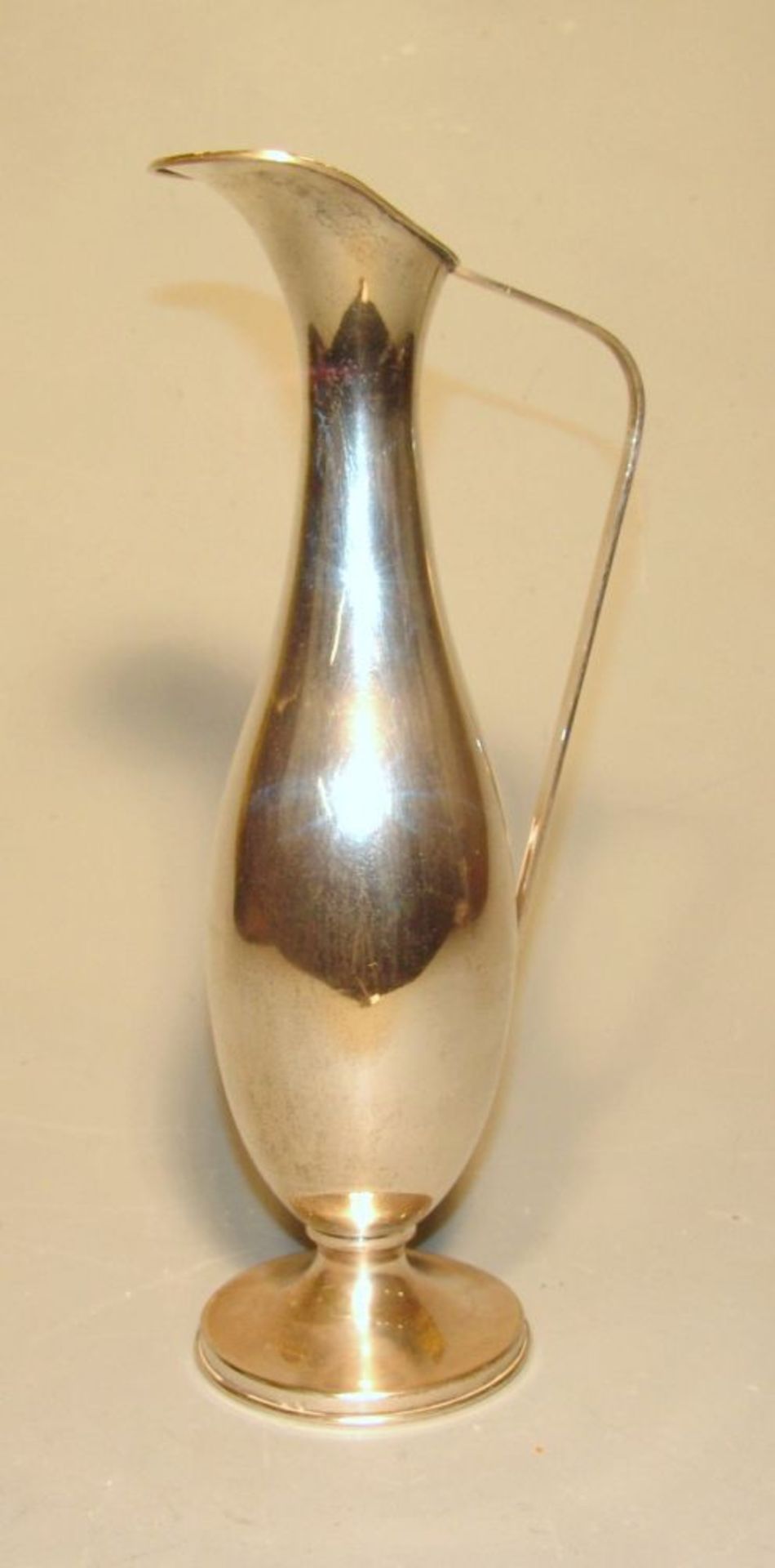Saftkanne der 50er Jahre  auf rundem Fuß, schlanke Vase mit ausgestelltem Rand, am Stand punziert,