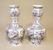 2 Tulpenvasen Delft 19. Jhd.  Balusterform mit lang ausgezogenem Hals, Nodus und Trompetenlippe,